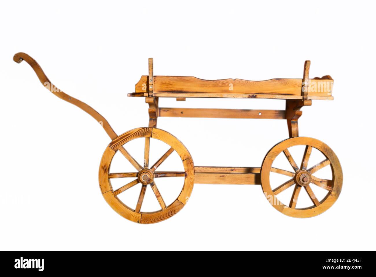 Chariot rustique en bois à quatre roues . oignon dans des sacs en bois pour chariot . Bois de wagon. Ancien cargo sur fond rouge en bois . Conservateur ancien Banque D'Images