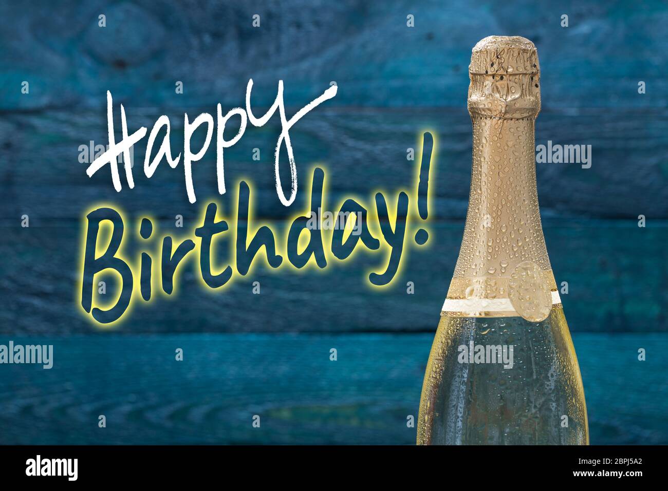 Joyeux Anniversaire Champagne Bouteille Avec Des Gouttes D Eau Contre Une Essence De Couleur Pale Photo Stock Alamy