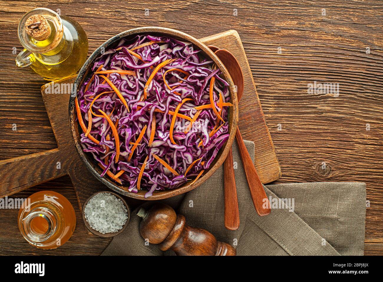 Salade de légumes saine avec chou rouge et carottes sur table en bois Banque D'Images