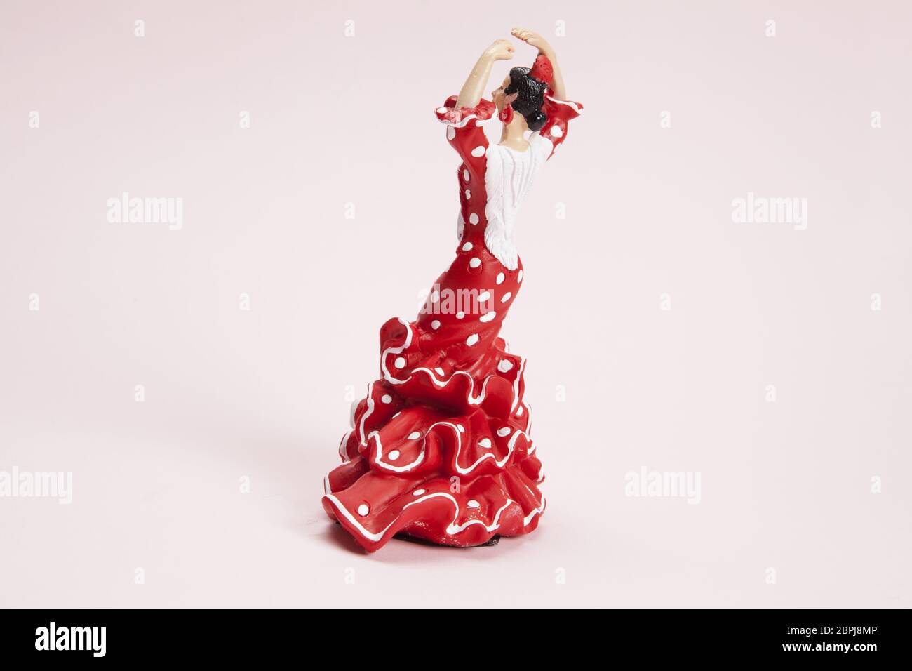 Une figurine danseuse de flamenco pop sur un fond rose. Un minimum de vie encore la photographie en couleurs Banque D'Images