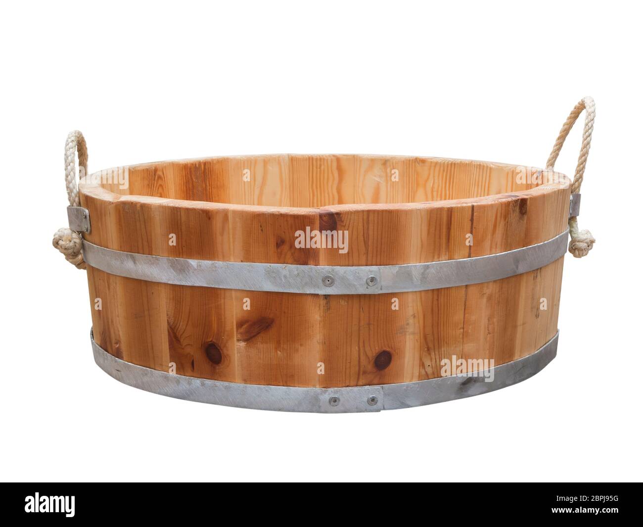 Baignoire plate en bois maintenue par deux cerceaux en acier avec des cordes de chanvre comme poignée isolée sur blanc. Banque D'Images