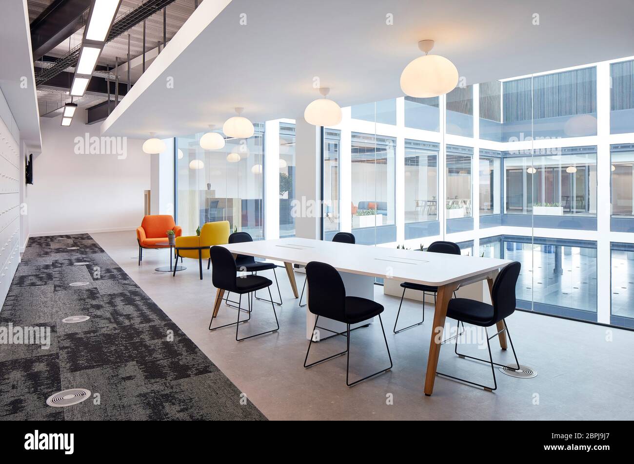 Espace de sous-carrosserie intérieur de bureau britannique contemporain avec mobilier de couleur primaire. Bureau du Royaume-Uni, Londres, Royaume-Uni. Architecte: IOR, 2019. Banque D'Images
