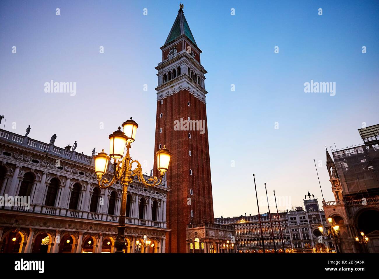 Clocher de Venise Saint Mark au coucher du soleil. Vue du bas. Italie Banque D'Images