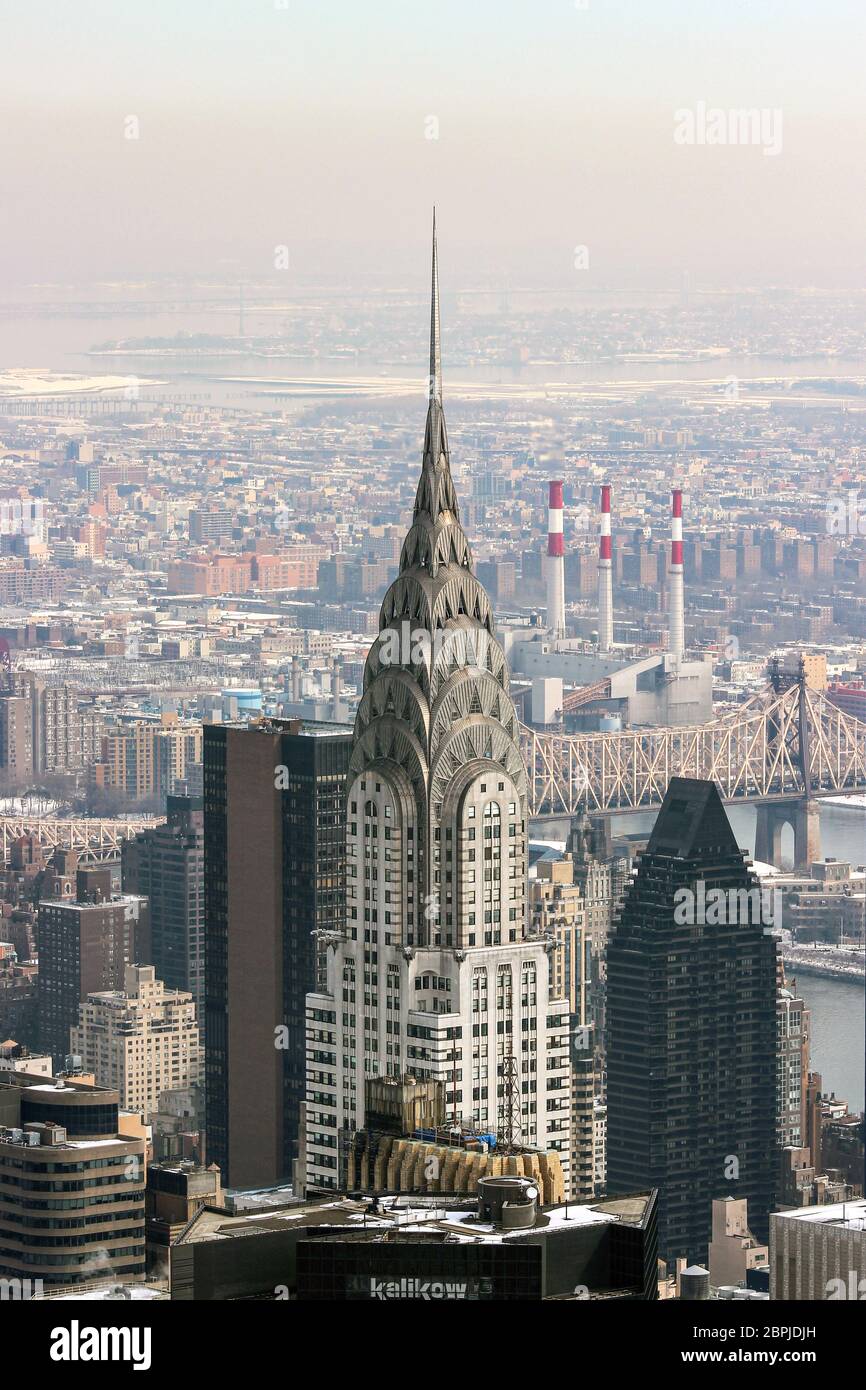 Vue aérienne de la couronne emblématique du Chrysler Building sur le 405 Lexington Avenue à Midtown Manhattan, New York City, États-Unis d'Amérique Banque D'Images