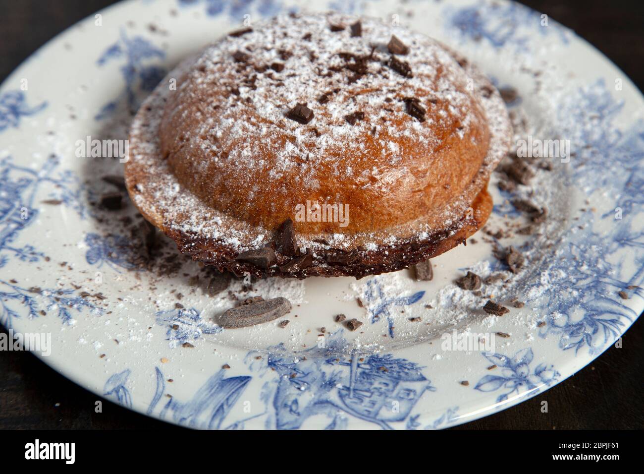 Pâtisserie italienne typique fourrée de chocolat. Paffutella. Banque D'Images