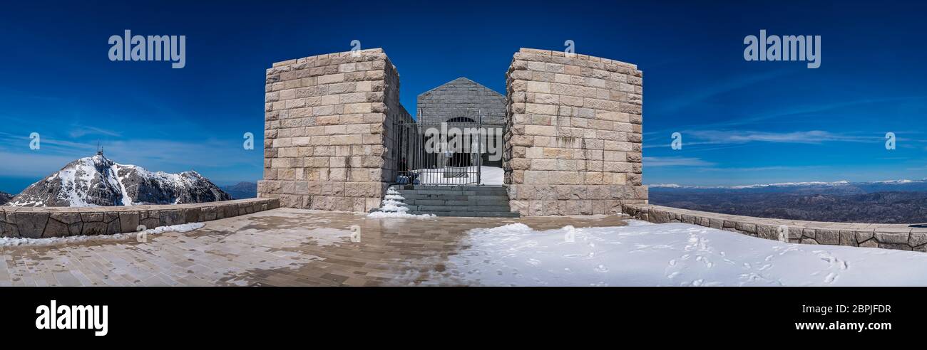 Lovcen Mt, le Monténégro - Avril 2018 : vue panoramique sur les deux grandes statues qui garde l'entrée de la mausolée de Njegos sur le mont Lovcen Banque D'Images