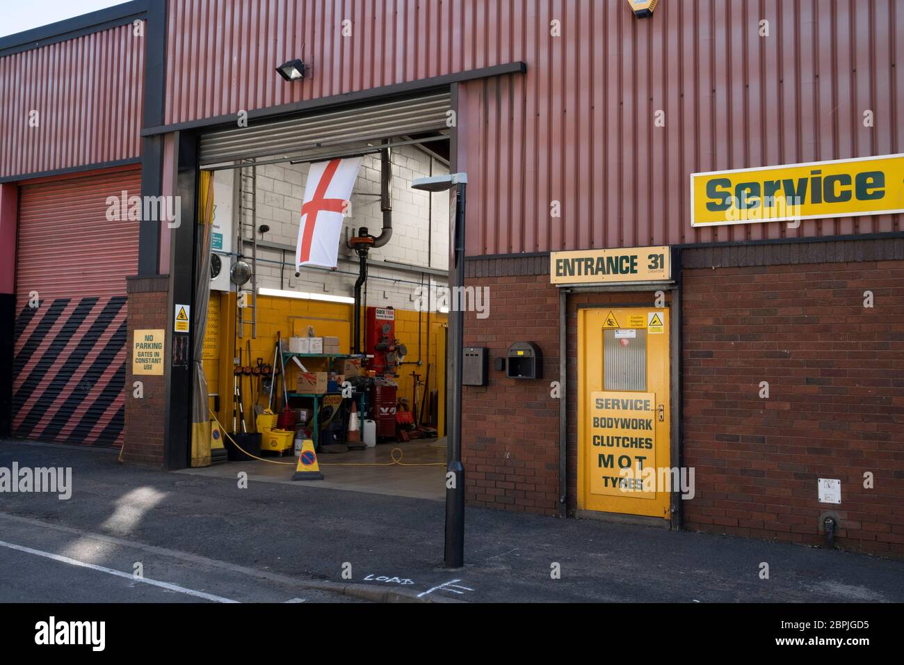 Le garage reste ouvert dans le quartier du centre-ville de Digbeth, qui est pratiquement déserté sous le verrouillage du coronavirus le 5 mai 2020 à Birmingham, Angleterre, Royaume-Uni. Le coronavirus ou Covid-19 est une nouvelle maladie respiratoire qui n'a pas été observée auparavant chez l'homme. Bien que beaucoup ou l'Europe aient été mises en quarantaine, le gouvernement britannique a mis en place des règles plus strictes dans le cadre de sa stratégie à long terme, et en particulier de ses distancices sociales. Banque D'Images