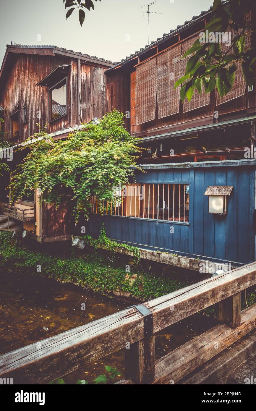 Maisons japonaises traditionnelles sur la rivière Shirakawa dans le quartier de Gion, Kyoto, Japon Banque D'Images