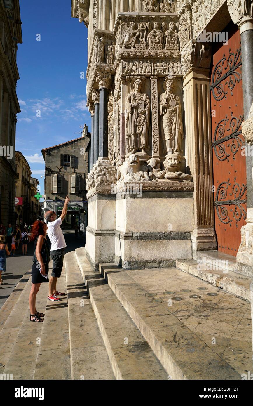 Sculptures romanes décorées le portail de l'église Saint-Trophime sur la place de la République.Bouches-du-Rhône.France Banque D'Images