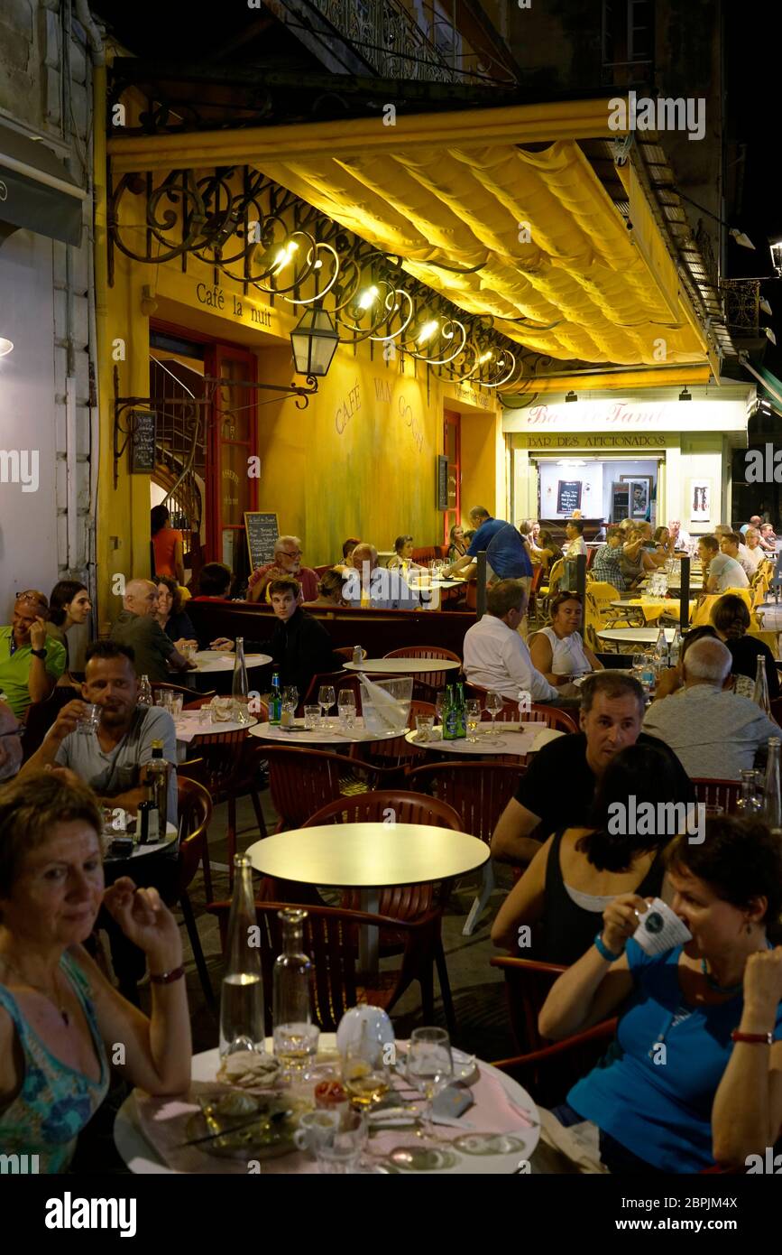 Le café Van Gogh avec les clients la nuit.place du Forum.Arles.Bouches-du-Rhône.Alpes-Côte d'Azur.France Banque D'Images