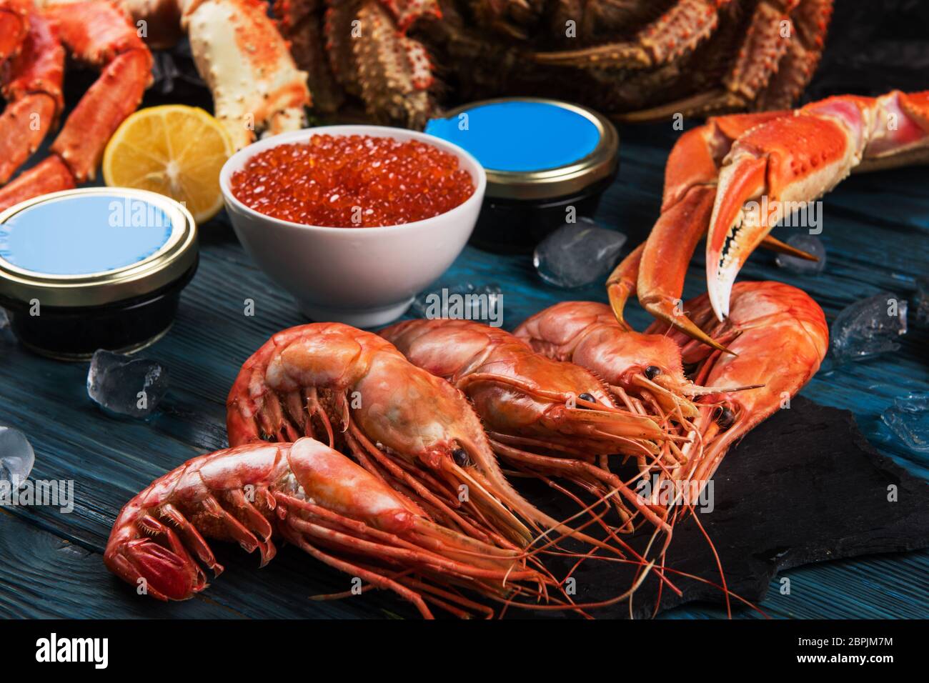 Ensemble de fruits de mer : caviar rouge et noir, branche du crabe poilu, branche du crabe des neiges, crabe kamchatka l'extrême-orient Banque D'Images