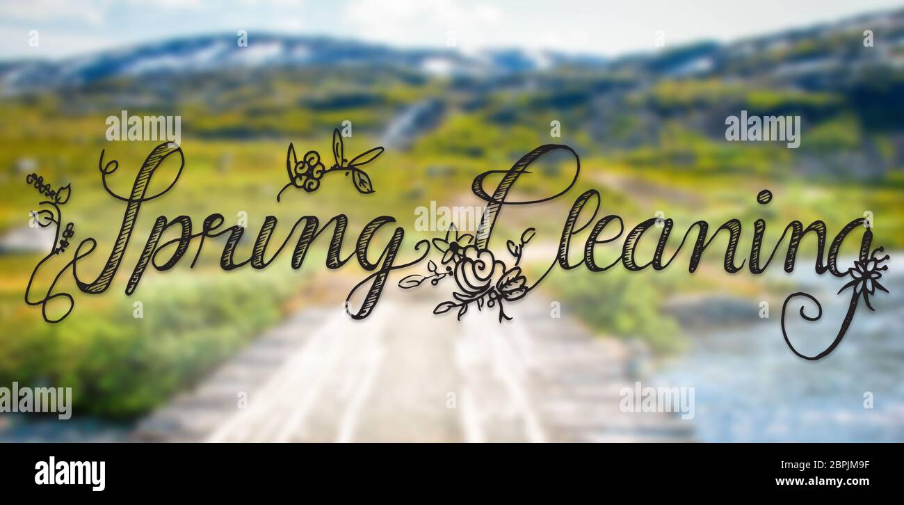 Calligraphie anglaise Nettoyage de printemps. Handlettering avec Fleur Fleur. Pont de pied en bois en Norvège. Montagnes et la rivière pour beau paysage Scen Banque D'Images
