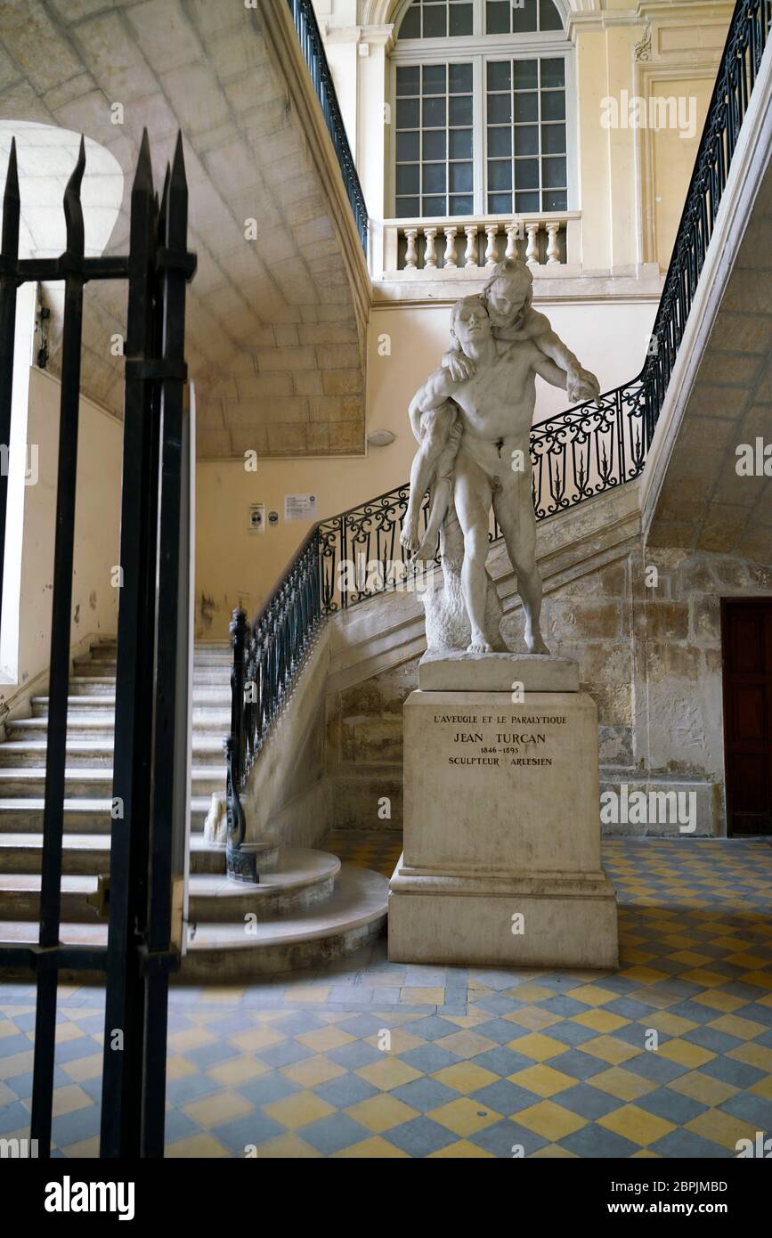 La statue en marbre de l'Aveugle et la paralytique (le Blindman et le lame) de Jean Turcan à l'intérieur du Palais épiscopal.Arles.Bouches-du-Rhône.Alpes-Côte d'Azur.France Banque D'Images