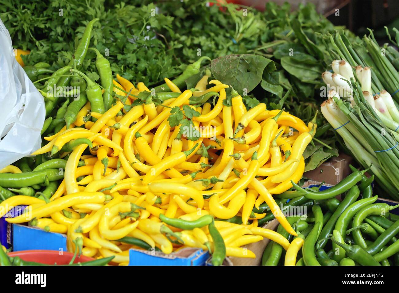Grand groupe de poivrons jaunes au Farmers Market Banque D'Images