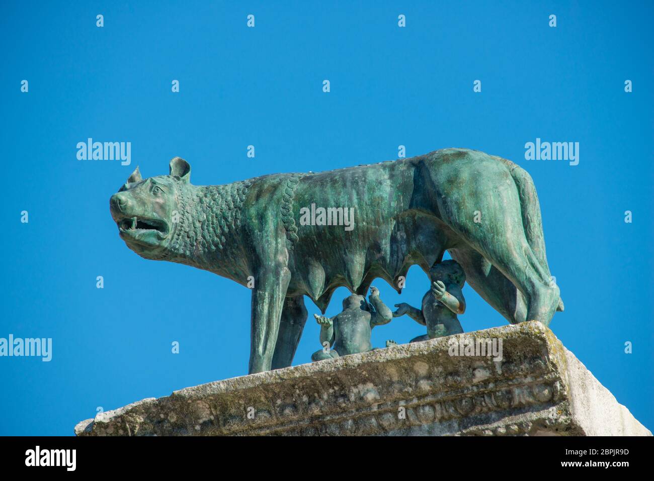 Sculpture de Romulus et Remus, suckée par un loup-she. Situé en face du clocher de la basilique patriarcale d'Aquileia, un ancien c Banque D'Images