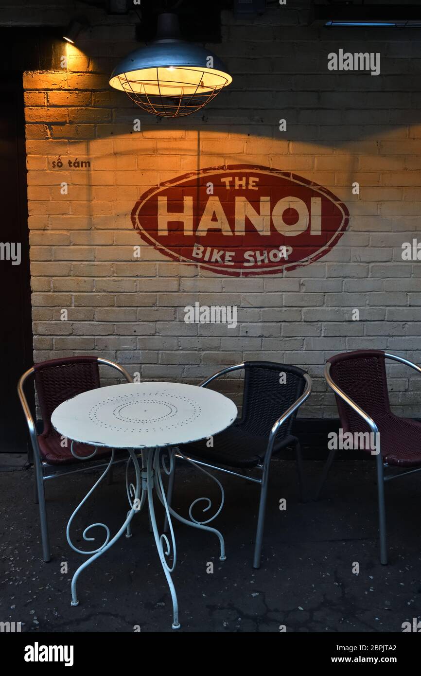 L'extérieur de la « Boutique de vélos de Hanoi » sert de la cuisine vietnamienne sur Ruthven Lane à l'extrémité ouest de Glasgow, en Écosse, au Royaume-Uni, en Europe Banque D'Images