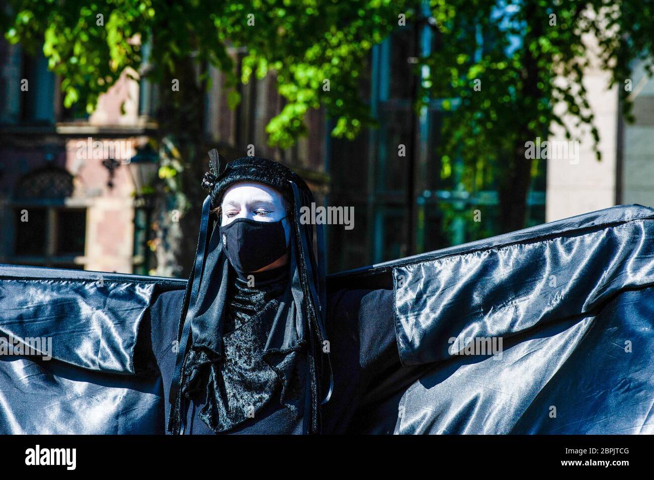 Un Rebel noir est vu en train de jouer avec des vêtements noirs et un masque de bouche noir. Lors de l'assemblée annuelle des actionnaires de Shell, le Code des groupes climatiques Rood, Shell doit tomber et Greenpeace a organisé une manifestation contre la compagnie pétrolière, devant le siège social de Shell. Les groupes climatiques ont protesté contre l'entreprise et ont exigé que l'entreprise soit démantelée. Le groupe climat, la rébellion de l'extinction, a également montré son soutien aux manifestations en menant une représentation avec les rebelles noirs devant la Chambre des représentants à la Haye. Les manifestations ont été entourées d'une haute poli Banque D'Images