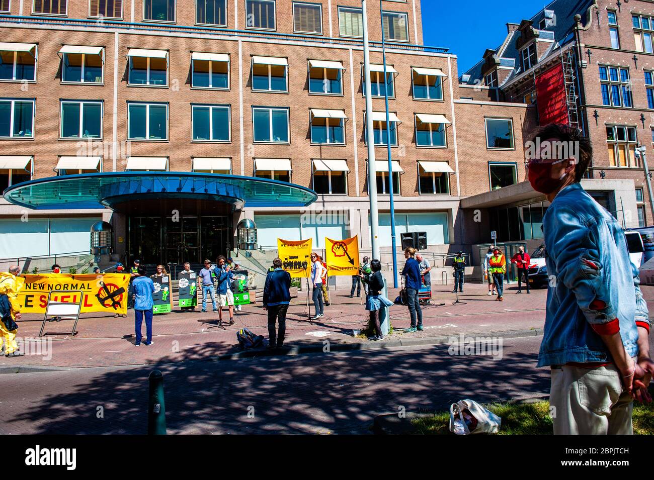 Les militants du climat sont vus brandissant des banderoles contre Shell devant son siège. Lors de l'assemblée annuelle des actionnaires de Shell, le Code des groupes climatiques Rood, Shell doit tomber et Greenpeace a organisé une manifestation contre la compagnie pétrolière, devant le siège social de Shell. Les groupes climatiques ont protesté contre l'entreprise et ont exigé que l'entreprise soit démantelée. Le groupe climat, la rébellion de l'extinction, a également montré son soutien aux manifestations en menant une représentation avec les rebelles noirs devant la Chambre des représentants à la Haye. Les manifestations ont été entourées d'une h Banque D'Images