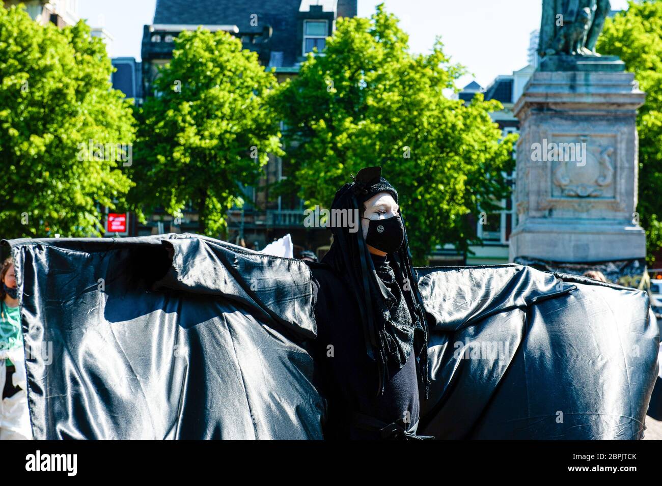 Un Rebel noir est vu en train de jouer avec des vêtements noirs et un masque de bouche noir. Lors de l'assemblée annuelle des actionnaires de Shell, le Code des groupes climatiques Rood, Shell doit tomber et Greenpeace a organisé une manifestation contre la compagnie pétrolière, devant le siège social de Shell. Les groupes climatiques ont protesté contre l'entreprise et ont exigé que l'entreprise soit démantelée. Le groupe climat, la rébellion de l'extinction, a également montré son soutien aux manifestations en menant une représentation avec les rebelles noirs devant la Chambre des représentants à la Haye. Les manifestations ont été entourées d'une haute poli Banque D'Images