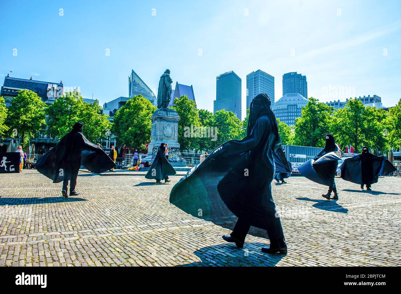 Les rebelles noirs sont vus danser autour des activistes du climat. Lors de l'assemblée annuelle des actionnaires de Shell, le Code des groupes climatiques Rood, Shell doit tomber et Greenpeace a organisé une manifestation contre la compagnie pétrolière, devant le siège social de Shell. Les groupes climatiques ont protesté contre l'entreprise et ont exigé que l'entreprise soit démantelée. Le groupe climat, la rébellion de l'extinction, a également montré son soutien aux manifestations en menant une représentation avec les rebelles noirs devant la Chambre des représentants à la Haye. Les manifestations ont été entourées par une forte présence policière. Banque D'Images
