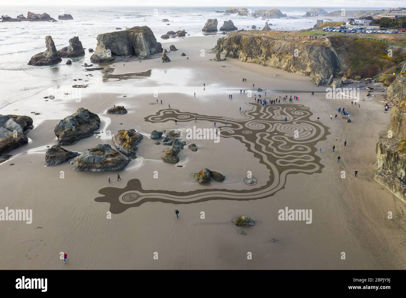 Bandon by the Sea, Oregon / USA - Mars 07 2020: L'équipe de cercles dans le sable accueillant la foule pour marcher le labyrinthe sur le sable Banque D'Images
