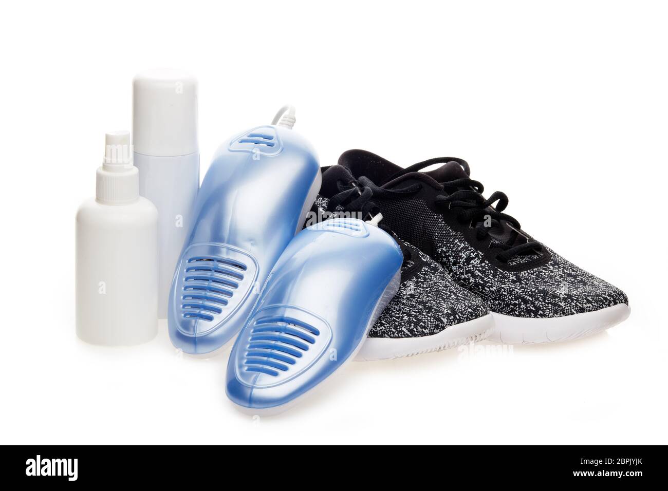 Entretien des chaussures de sport. Sèche-chaussures électriques avec  stérilisation UV sur fond blanc, déodorant pour chaussures et agent  antifongique. Produits d'entretien pour chaussures. Con Photo Stock - Alamy