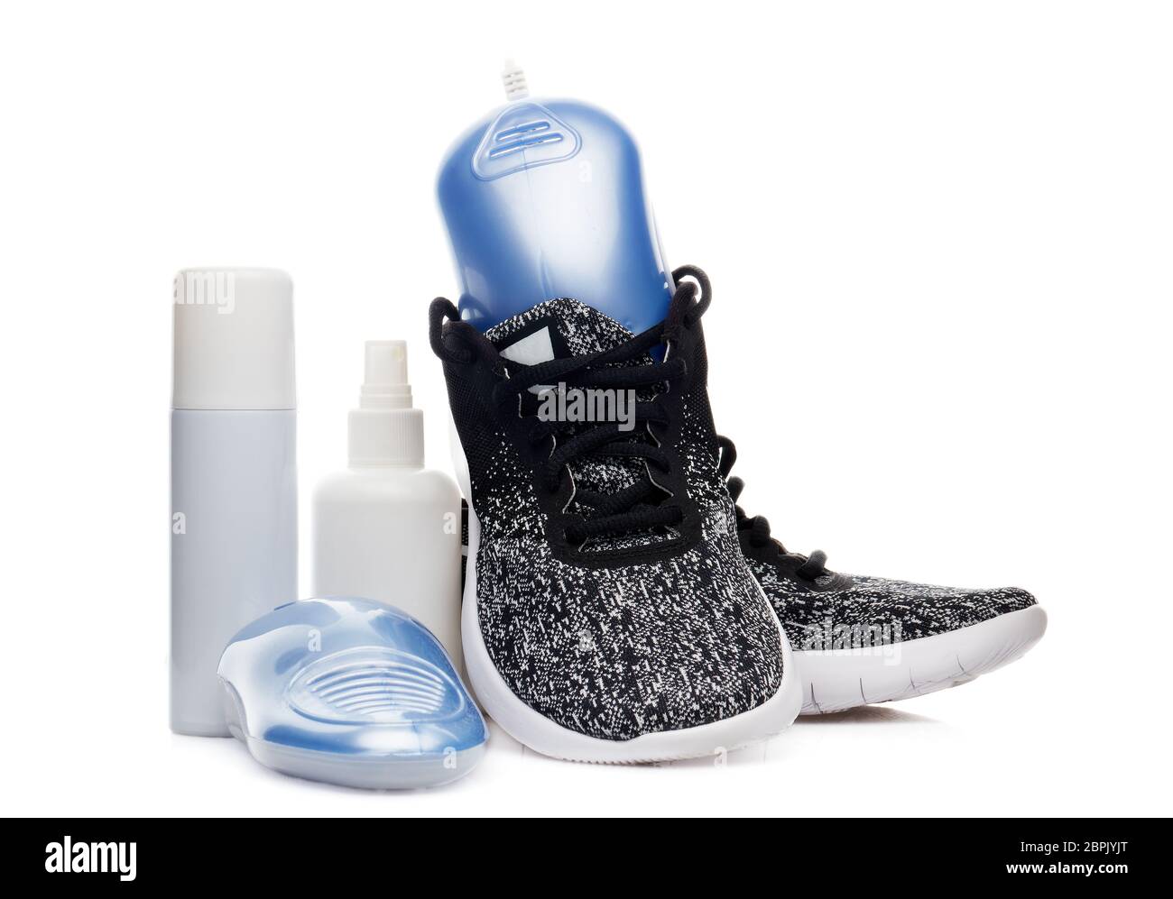 Entretien des chaussures de sport. Sèche-chaussures électriques avec  stérilisation UV sur fond blanc, déodorant pour chaussures et agent  antifongique. Produits d'entretien pour chaussures. Con Photo Stock - Alamy