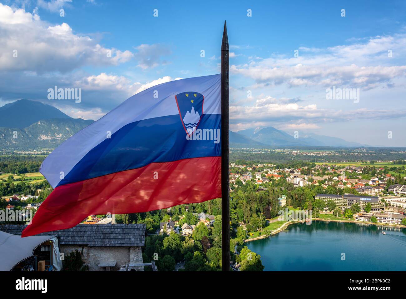 Drapeau slovène de haut vol sur le lac de Bled en Slovénie Banque D'Images