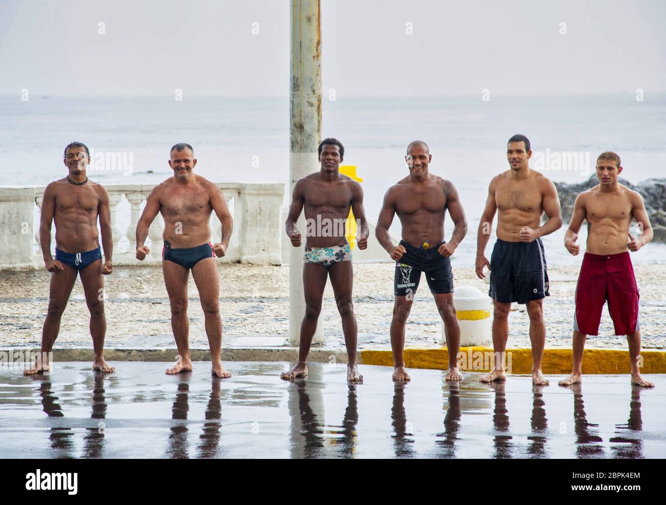 Hommes brésiliens posant après une matinée tôt nagez dans la pluie, Salvador Bahia, Brésil Banque D'Images
