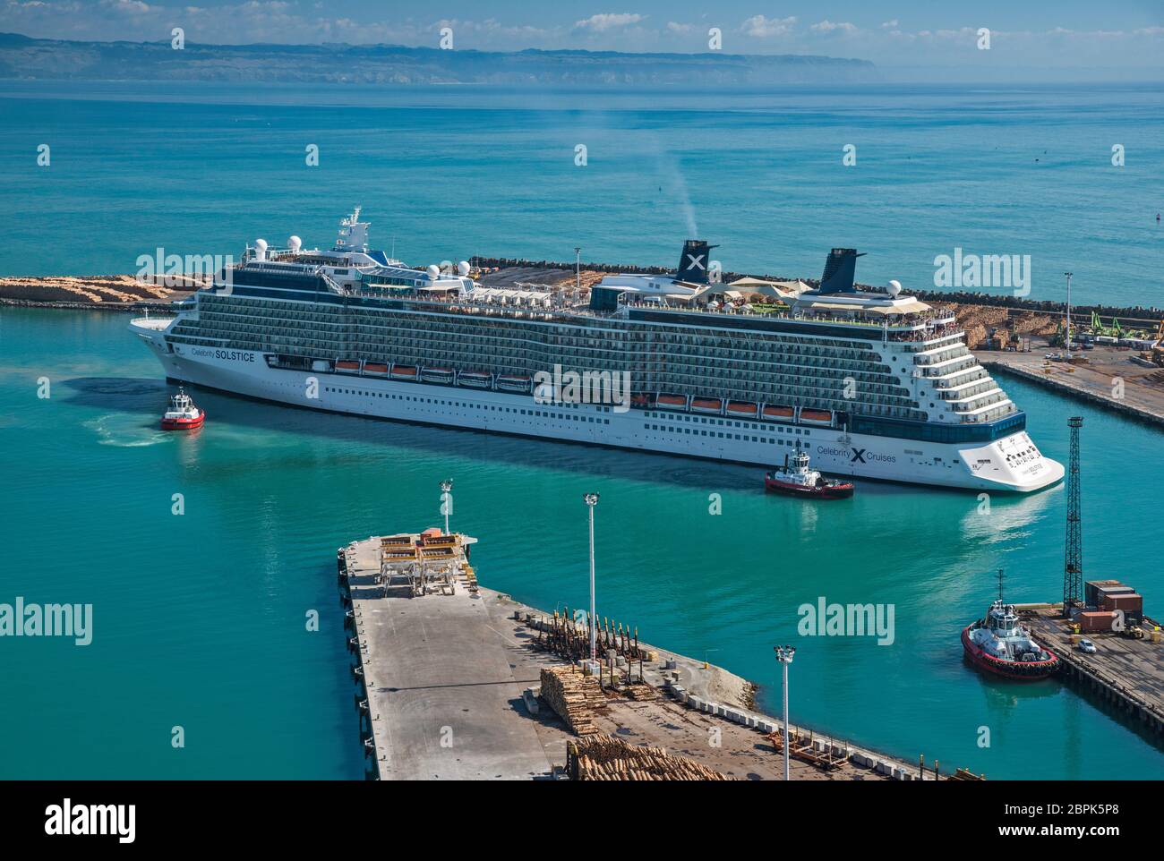 Bateau de croisière Celebrity Solstice approchant Higgins Wharf au port de Napier, région de Hawke's Bay, Île du Nord, Nouvelle-Zélande Banque D'Images