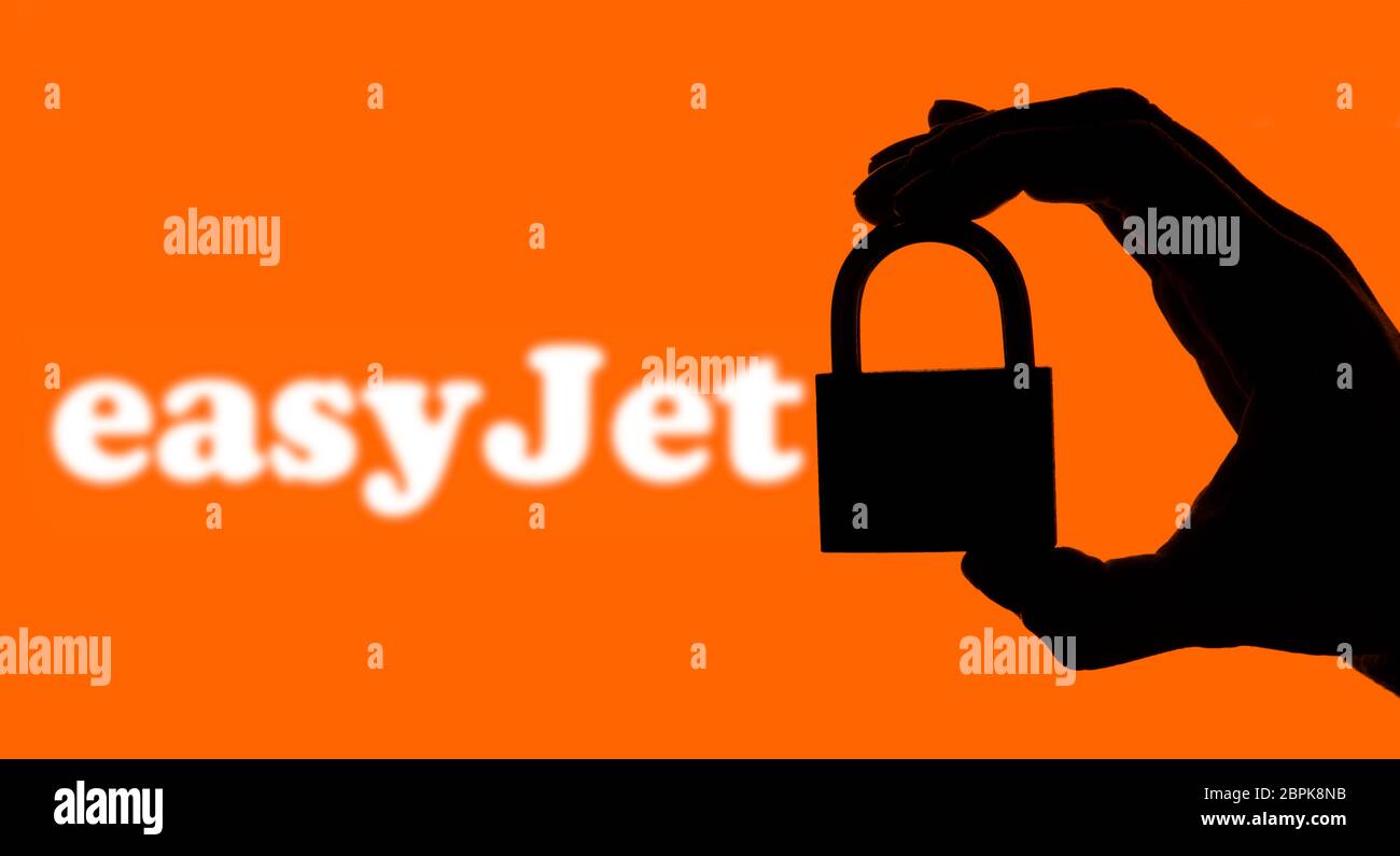LONDRES, Royaume-Uni - 19 avril 2020 : logo de la compagnie aérienne easyJet avec cadenas de sécurité Banque D'Images