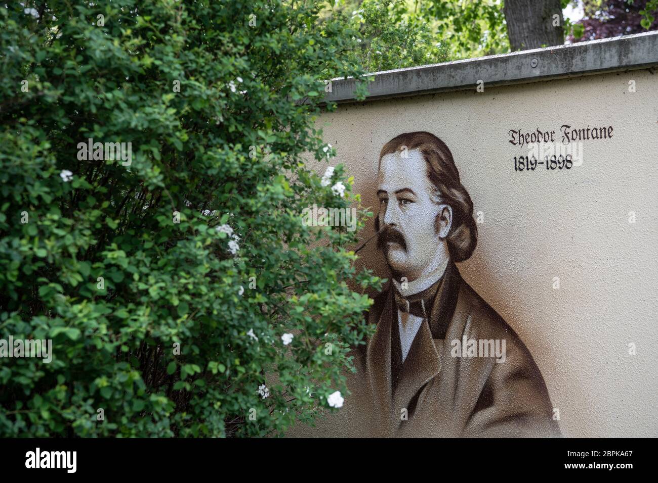 Ribbeck, Allemagne. 12 mai 2020. Un dessin du poète et écrivain Theodor Fontane peut être vu sur une maison de transformateur dans la communauté de Brandenburg de Ribbeck. Credit: Paul Zinken/dpa-Zentralbild/ZB/dpa/Alay Live News Banque D'Images