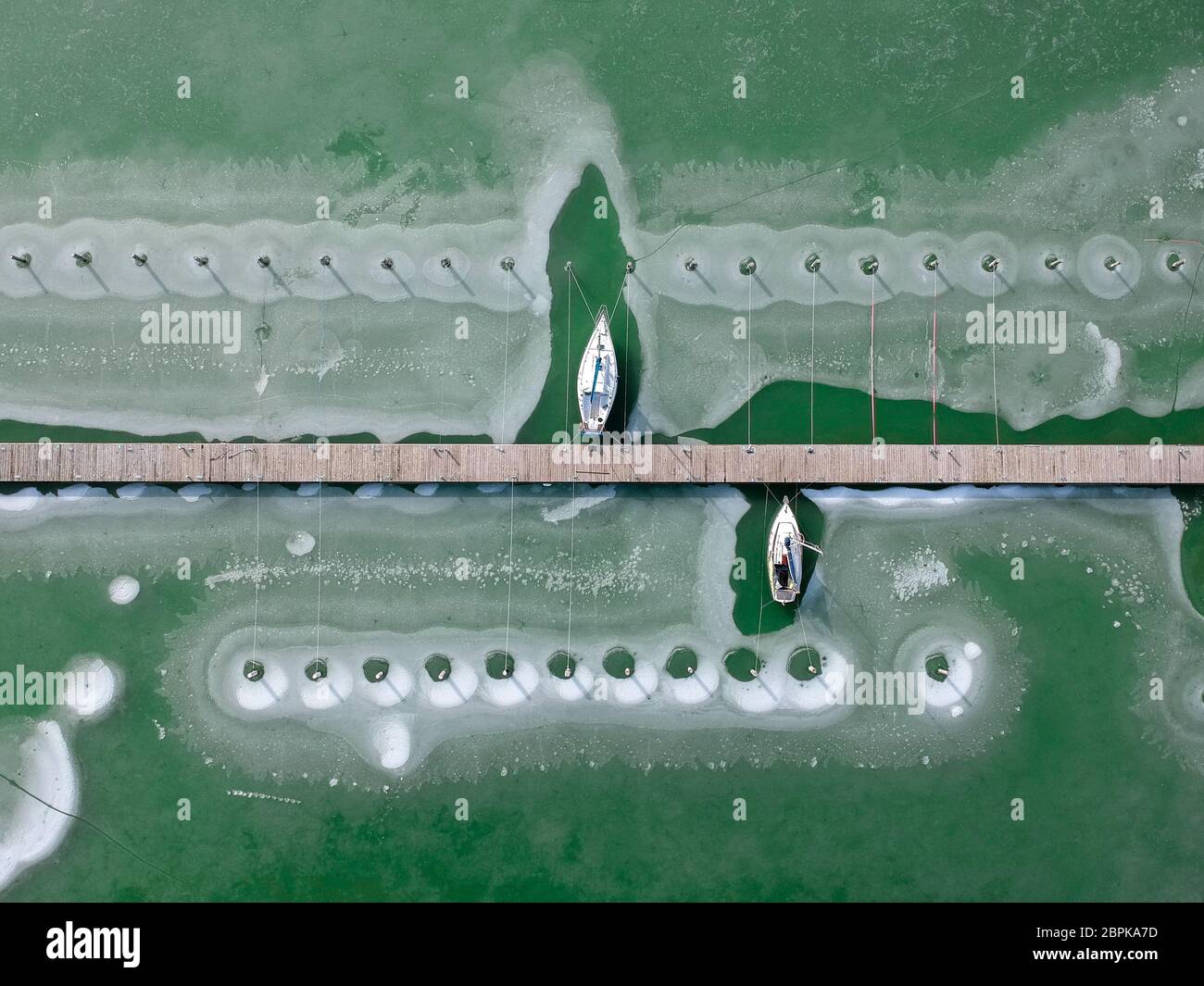 Les bateaux dans l'eau sur le lac Balaton Banque D'Images