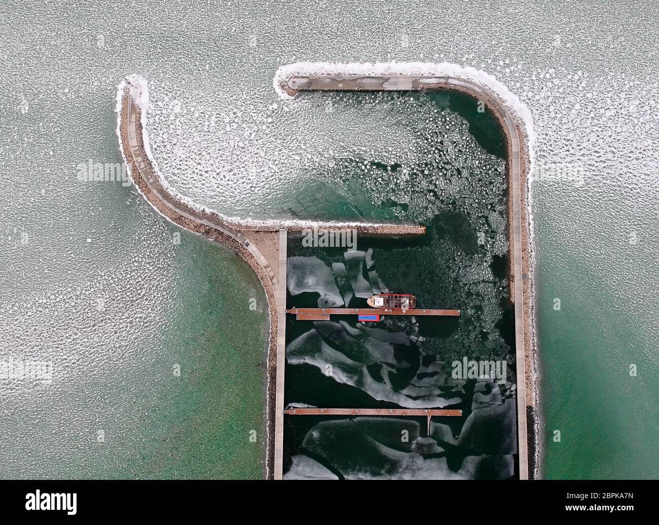 Les bateaux dans l'eau sur le lac Balaton Banque D'Images