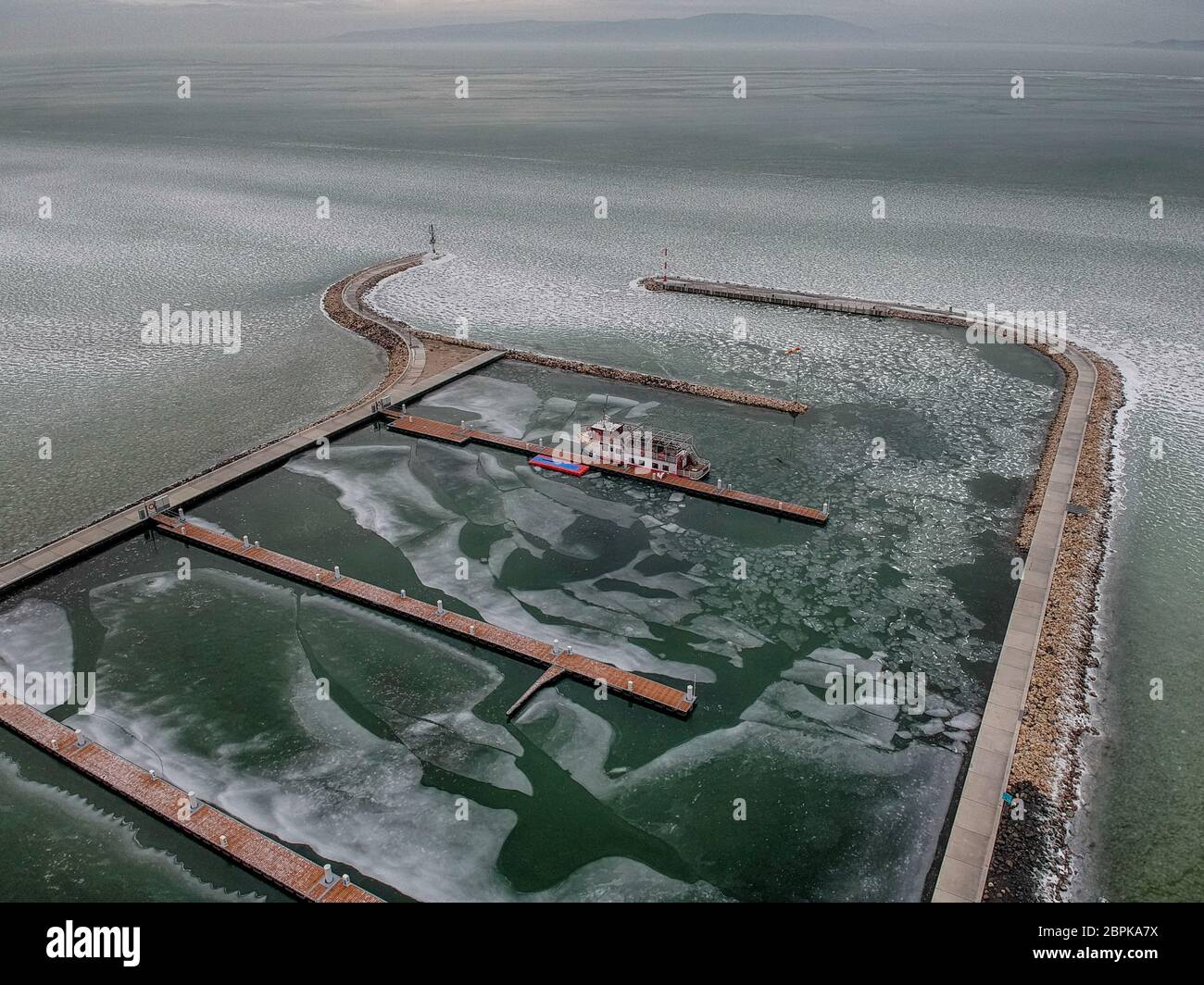 Les bateaux dans l'eau sur le lac Balaton Banque D'Images