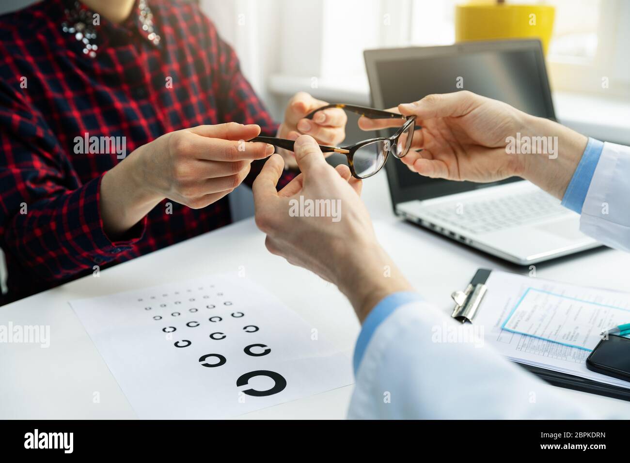 Optométriste visiter - femme obtenir son nouveau bureau de l'opticien à lunettes Banque D'Images