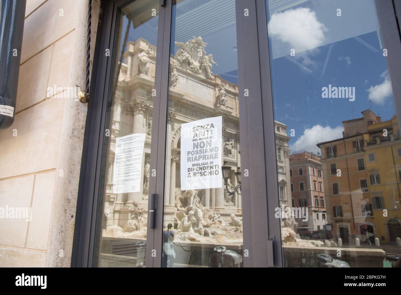 Roma, Italie. 19 mai 2020. Magasin fermé près de la fontaine de Trevi à Rome (photo par Matteo Nardone/Pacific Press) crédit: Pacific Press Agency/Alamy Live News Banque D'Images