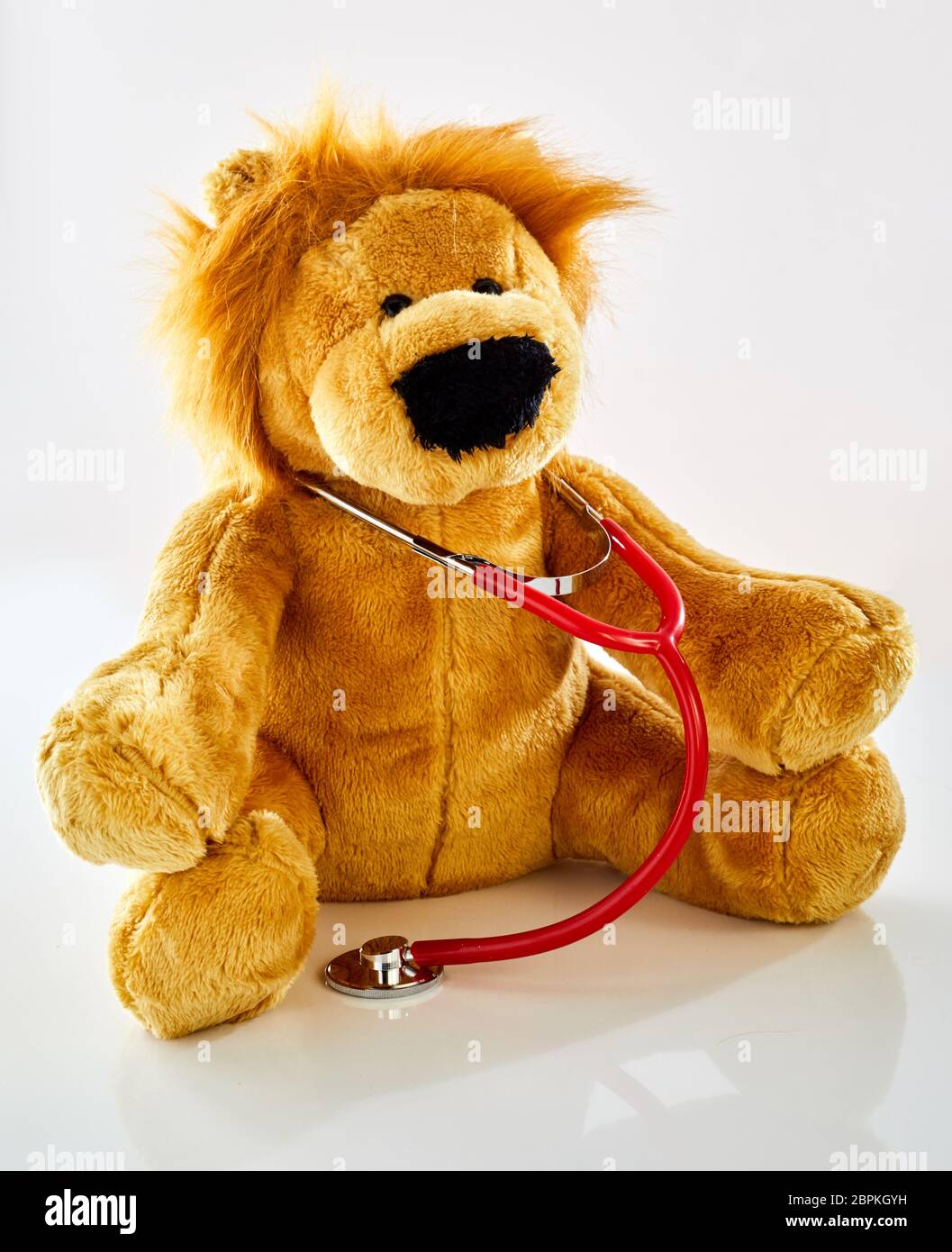 Lion peluche doctor with stethoscope. Soins de santé des enfants ou le  pédiatre office concept Photo Stock - Alamy
