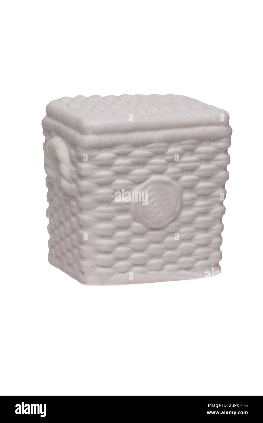 Arrière-plan du panier. Gros plan d'un panier à linge blanc en céramique isolé sur un fond blanc. Macro. Banque D'Images