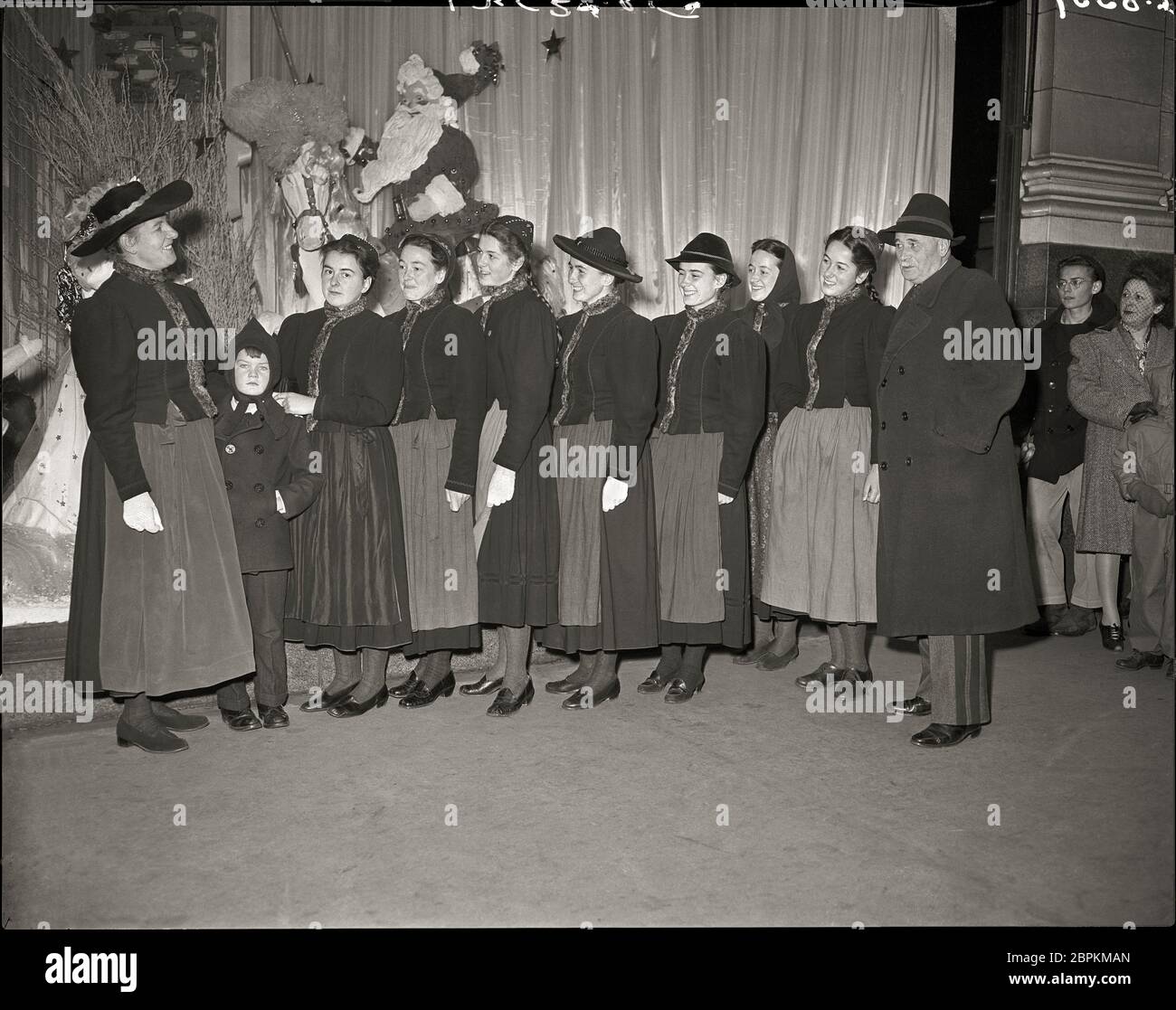 The von Trapp Family Singers se produisent à Orchestra Hall Chicago, il. 3 décembre 1945. De gauche à droite se trouvent la Baronne von Trapp, Johannes, Martina, Agatha, Rosemarie, Jahanna, Maria, Hedwig, Eleonare et le Baron George von Trapp. Image de négatif 4 x 5 pouces. Banque D'Images