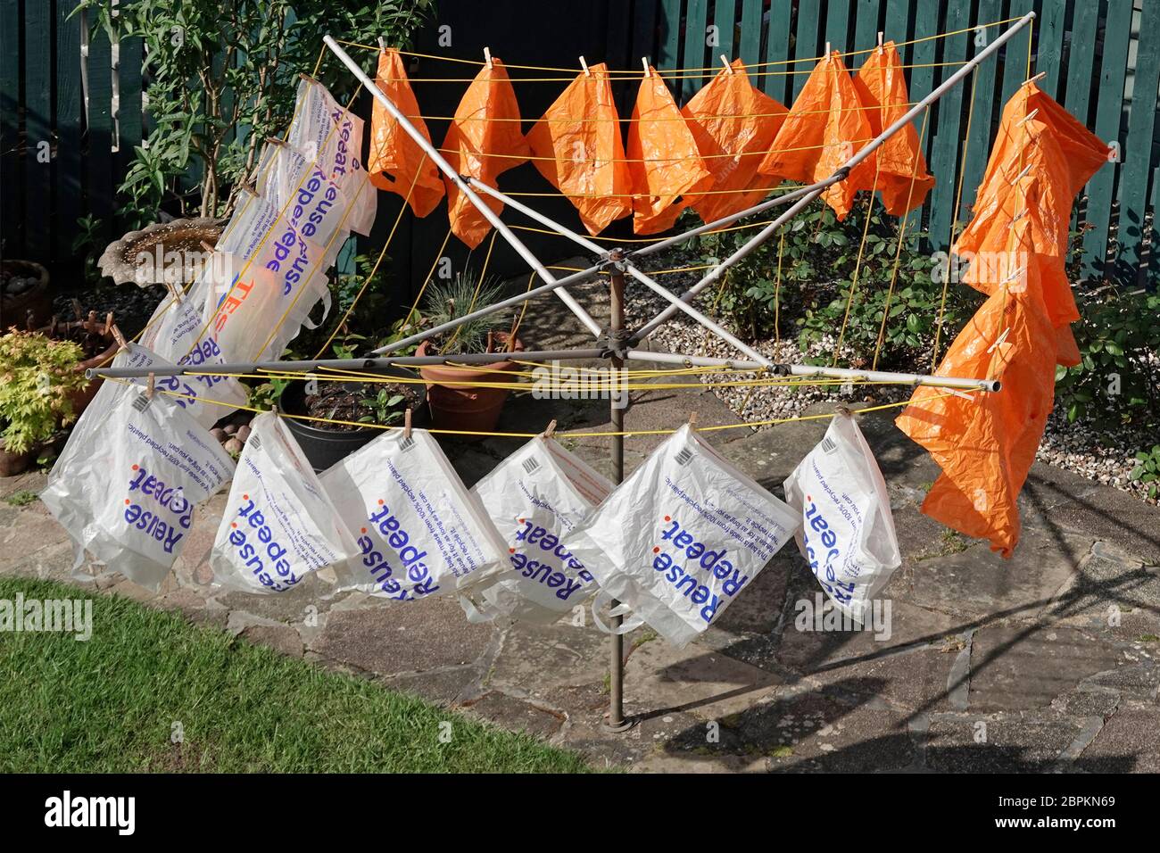Sac de transport réutilisable en plastique recyclé de supermarché sec à l'extérieur après lavage à l'eau savonneuse coronavirus précaution fourni avec livraison en ligne de shopping Royaume-Uni Banque D'Images