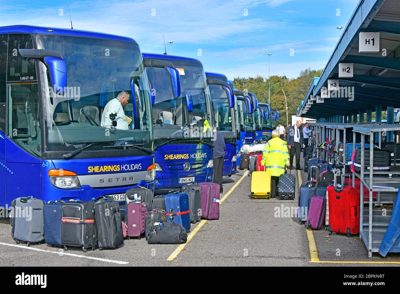 Plaque logistique pour bagages extérieurs pour trier et charger les valises de voyage des passagers sur les cars Shearings Scratchwood Services Londres Angleterre Royaume-Uni Banque D'Images