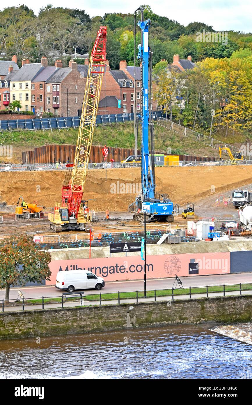 Construction de bâtiments construction de sites de construction de nouveaux équipements lourds et de nouvelles machines, à côté de River Wear, devant les logements de Durham, Royaume-Uni Banque D'Images