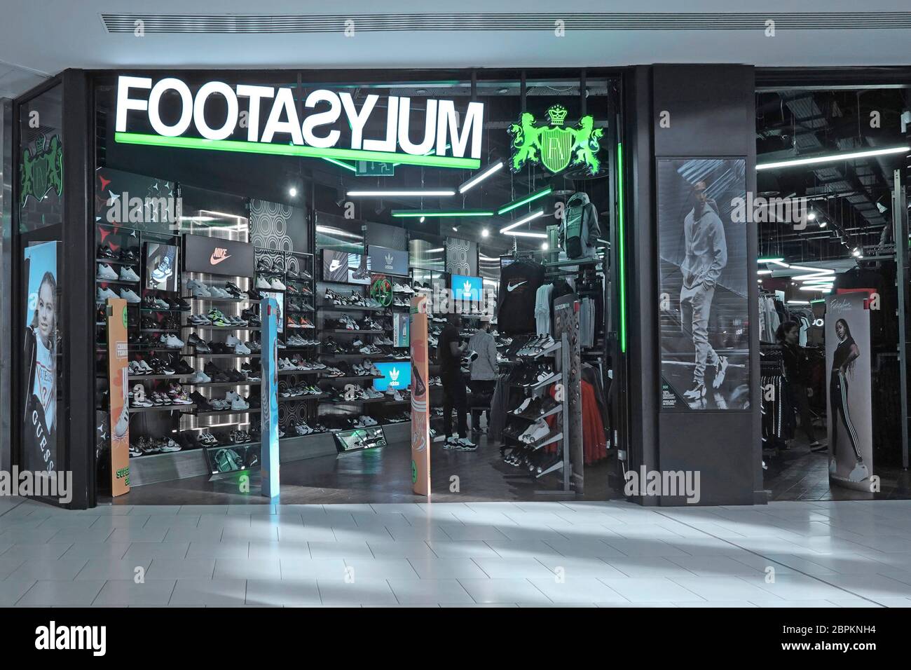 Footasile chaussure magasin de détail magasin d'affaires magasin avant et chaussures marque signe à l'intérieur de Intu centre commercial au bord du lac centre commercial West Thurrock Essex Angleterre Royaume-Uni Banque D'Images