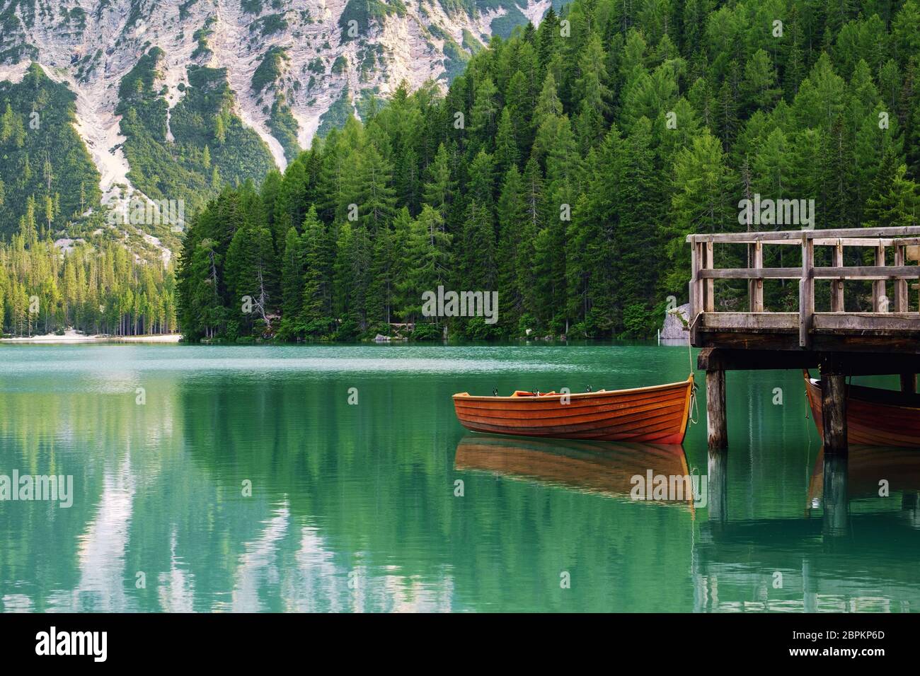 Magnifique lac dans les Alpes italiennes, Lago di Braies en Dolomites Mountaines Banque D'Images