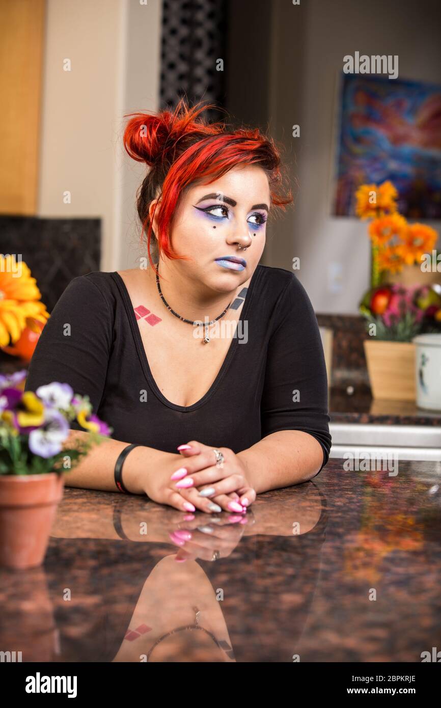 Fille en repos dans la cuisine Banque D'Images