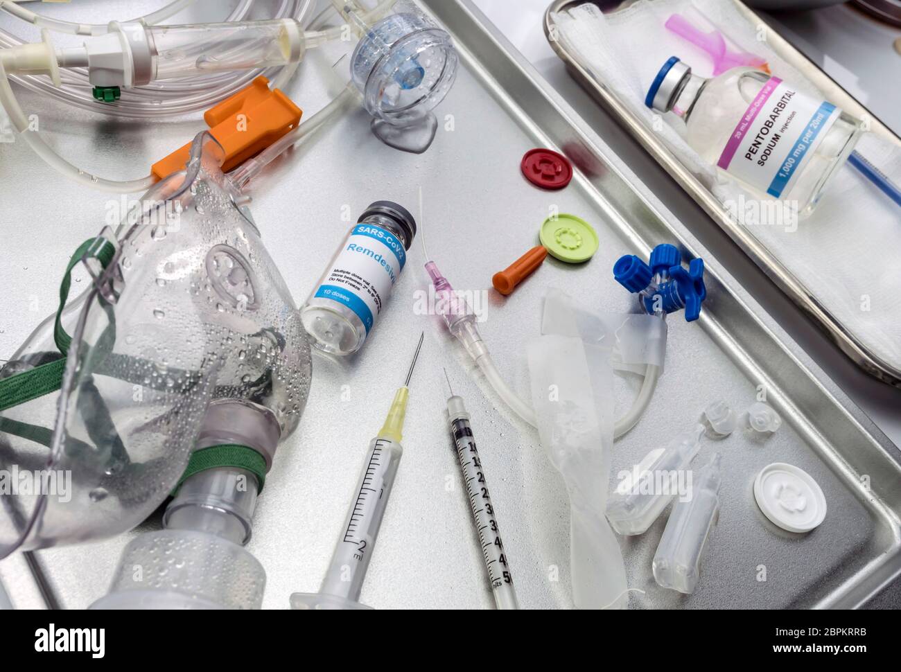 Médicament utilisé sans succès avec le médicament antiviral Redemsivir chez le patient infecté par le sras-Cov-2, flacon avec pentobarbital de sodium, idée conceptuelle, Banque D'Images