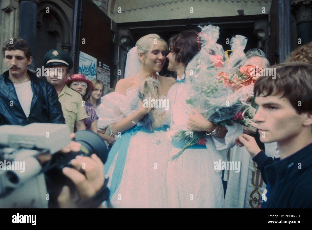 HHOCHZEIT von Thomas Anders und Nora Balling - 27.07.1985 - Nora und Thomas Anders nach der Trauung vor der Kirche (v. l. n. r.) // Die kirchliche Hochzeit von Modern Talking Sänger Thomas Anders und seiner Verlobten Nora Balling unter großem Andang der Fangemeinde // Herz-Jesu-Kirche in Koblenz // 27.07.1985 Banque D'Images