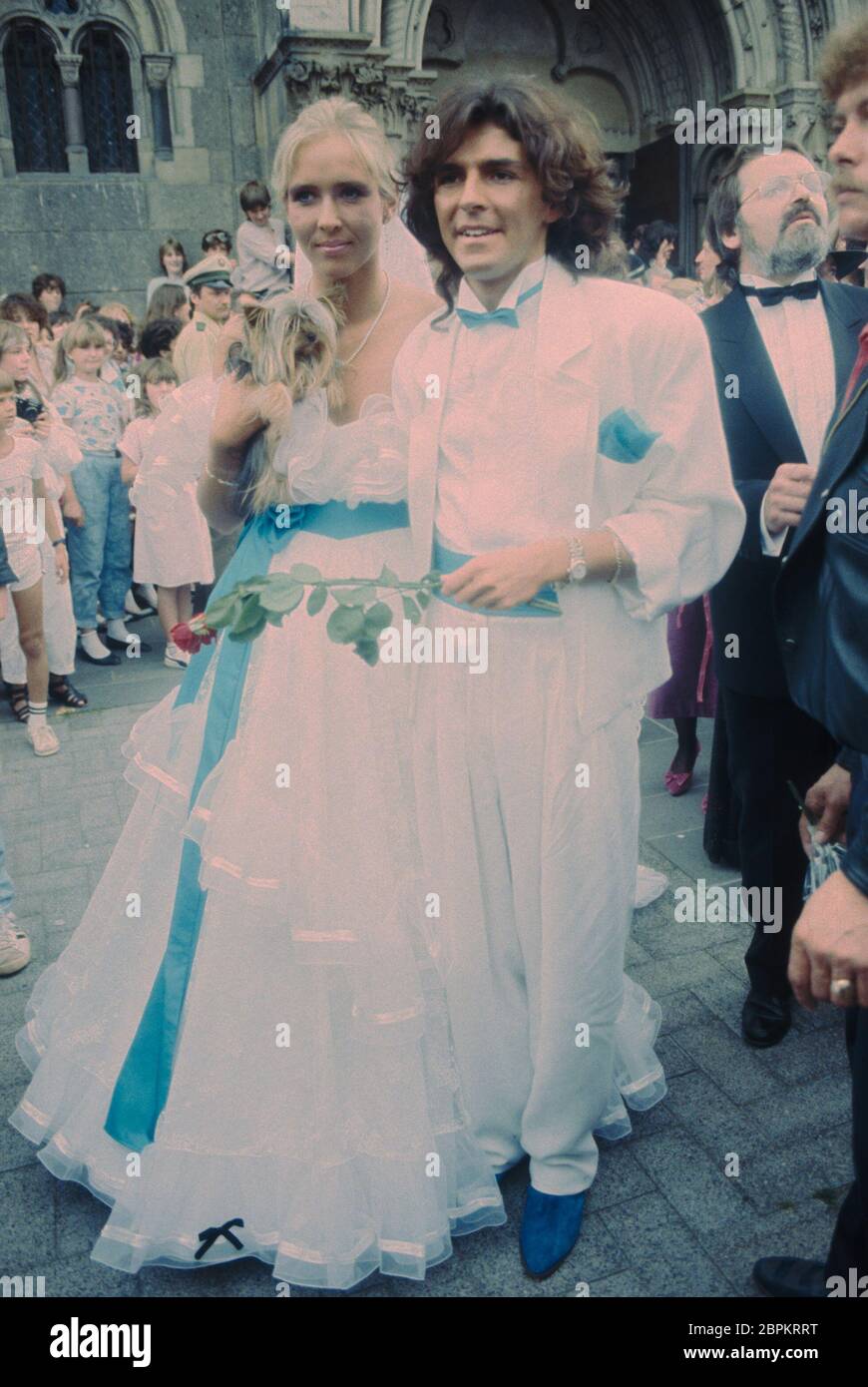 HHOCHZEIT von Thomas Anders und Nora Balling - 27.07.1985 - Nora und Thomas Anders nach der Trauung vor der Kirche (v. l. n. r.) // Die kirchliche Hochzeit von Modern Talking Sänger Thomas Anders und seiner Verlobten Nora Balling unter großem Andang der Fangemeinde // Herz-Jesu-Kirche in Koblenz // 27.07.1985 Banque D'Images