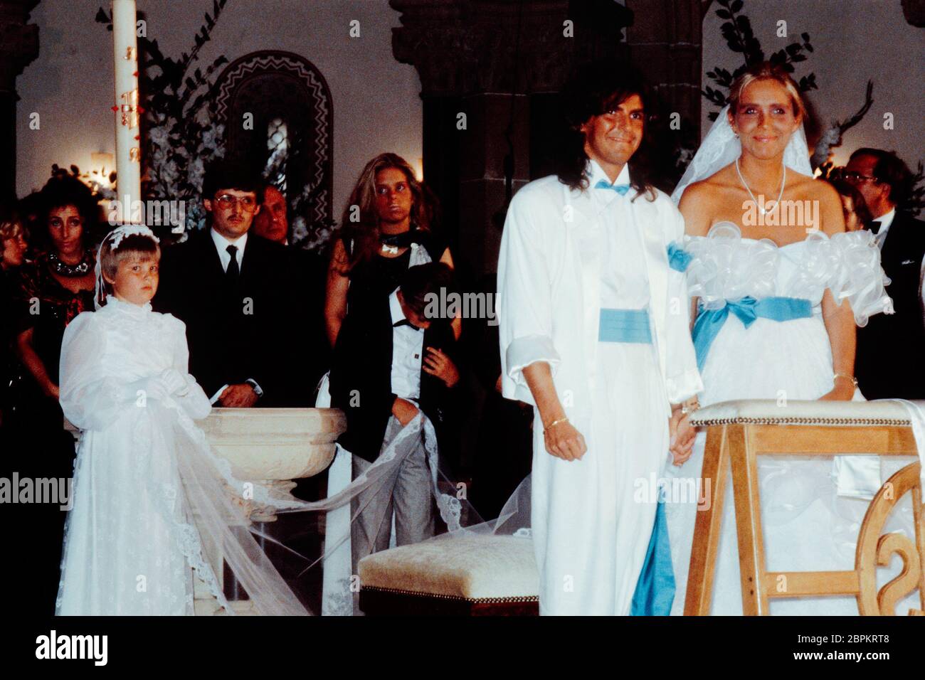 HoCHZEIT von Thomas Anders und Nora Balling - 27.07.1985 - Thomas Anders und Nora Bolling am Retar (v. l. n. r.) // Die kirchliche Hochzeit von Modern Talking Sänger Thomas Anders und seiner Verlobten Nora Balling unter großem Andang der Fangemeinde // Herz-Jesu-Kirche in Koblenz // 27.07.1985 Banque D'Images
